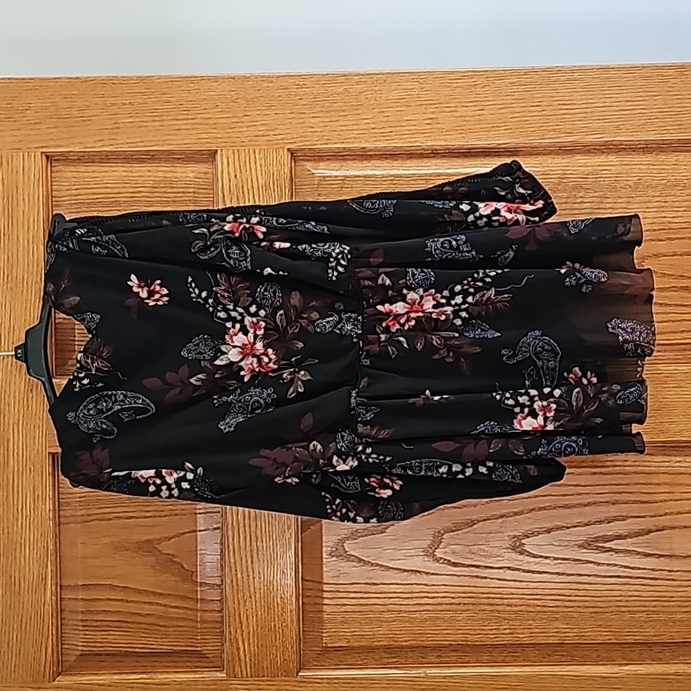 Gimmick blouse with reddish flowers. - Picture 7 of 7
